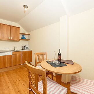 Ramsauhof Apartment Krippenstein kitchen with dining area © Christine Höflehner Ramsauhof Apartment Krippenstein kitchen with dining area © Christine Höflehner