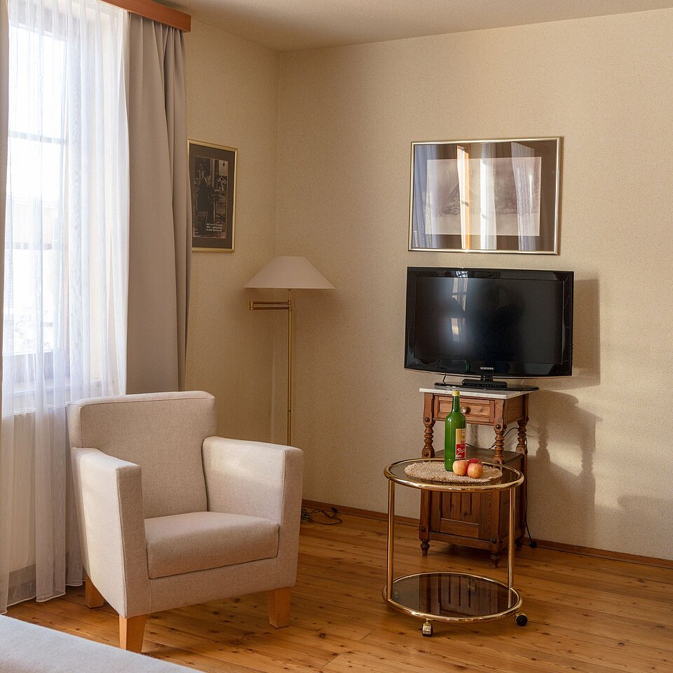 Ramsauhof double room Sinabell bedroom with view of the TV © Christine Höflehner
