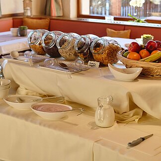 Ramsauhof breakfast buffet muesli and yogurt corner © Paul Kovac Ramsauhof breakfast buffet muesli and yogurt corner © Paul Kovac