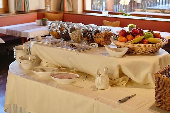 Ramsauhof breakfast buffet muesli and yogurt corner © Paul Kovac
