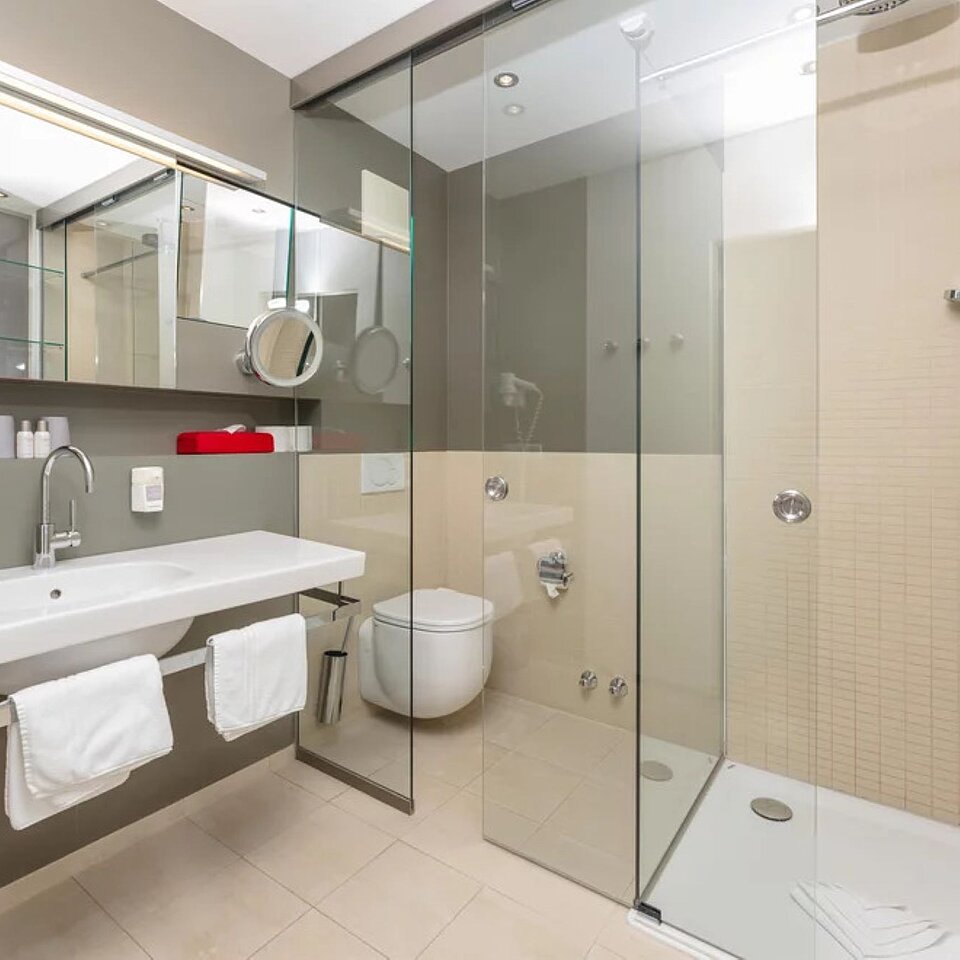 Ramsauhof Suite Ramsau Modern bathroom © Christine Höflehner