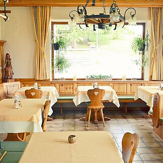 Ramsauhof parlor with tiled stove © Christine Höflehner Ramsauhof parlor with tiled stove © Christine Höflehner