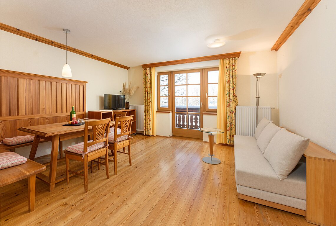 Ramsauhof Apartment Mitterspitz living and dining area © Christine Höflehner