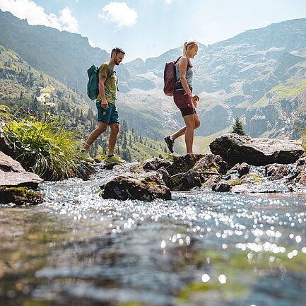 Nature photo with two hikers in summer © Schladming-Dachstein.at/Mathäus Gartner