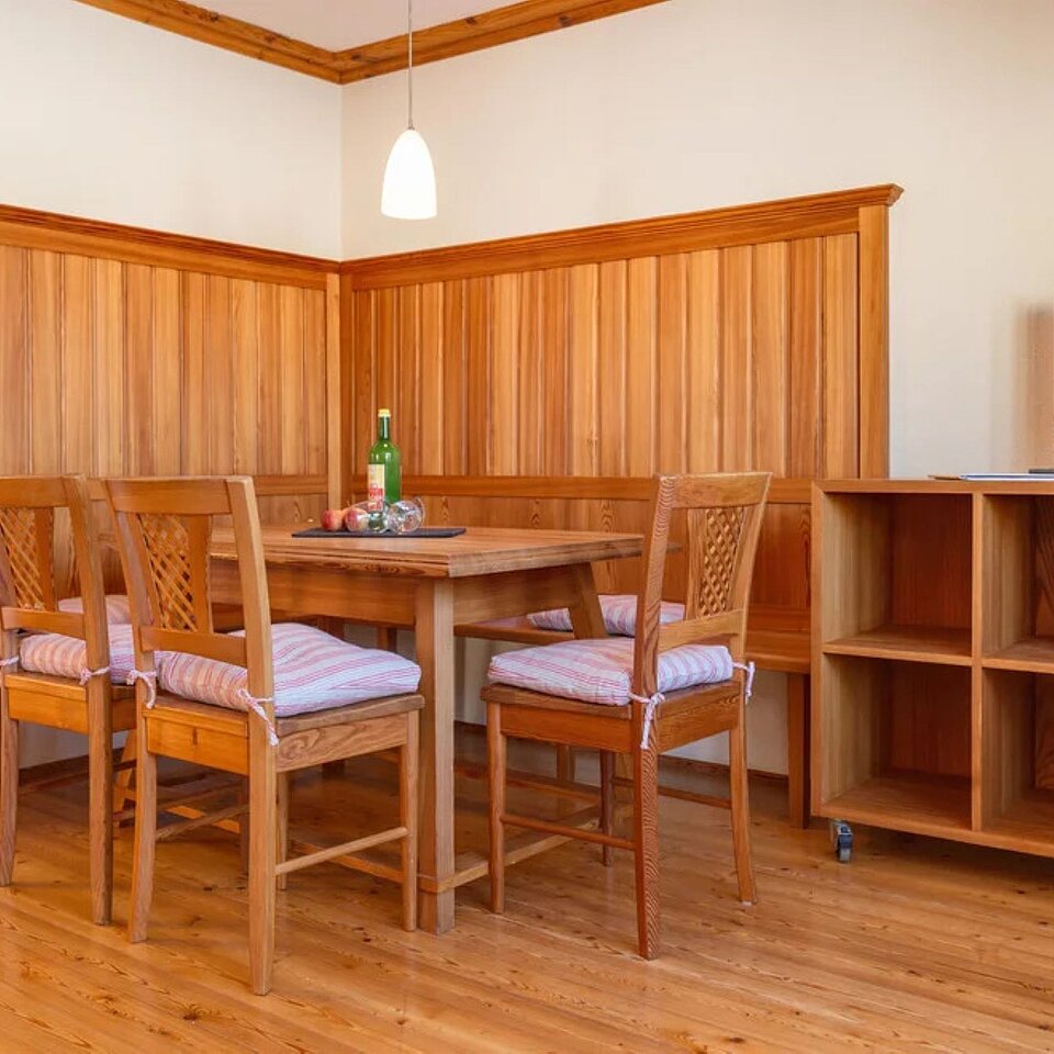Apartment Mitterspitz Ramsauhof Apartment Mitterspitz dining area with TV © Christine Höflehner